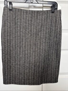 LOFT Blk/White Pinstripe Ribbed Knit Skirt Size Med Stretchy Pencil Style